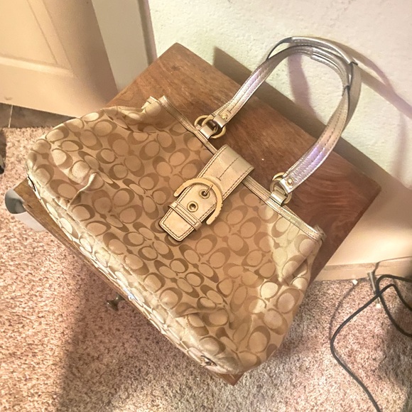 SoldVintage Gold Tapestry Coach purse 👛 Vintage rare find great condition P - Picture 4 of 13